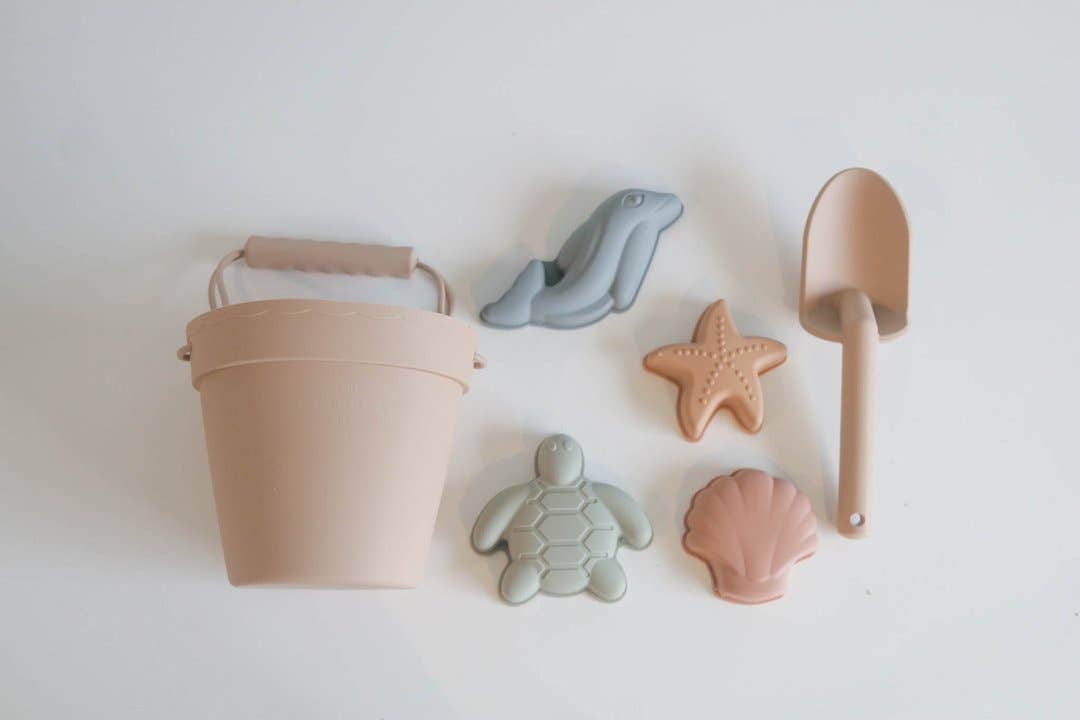 The Saturday Babe beach toy set